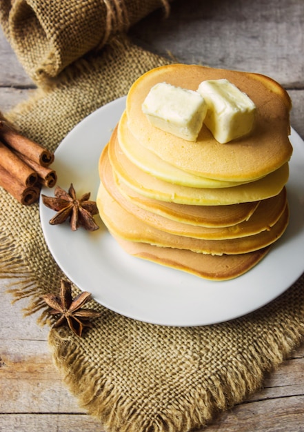 Panqueques con miel y mantequilla. Enfoque selectivo