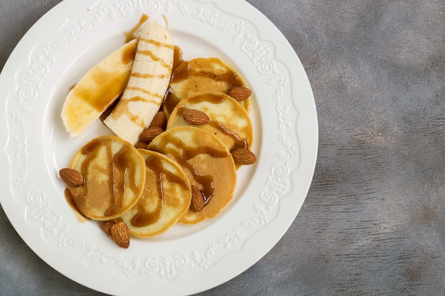 Panqueques con miel, nueces y plátanos.