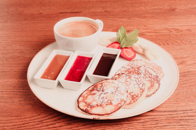 Panqueques o kreps con frutas para el desayuno