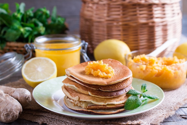 Panqueques con pasta de limón, jengibre y miel