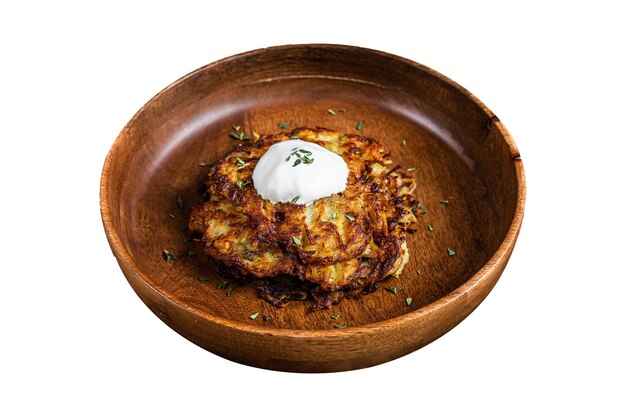 Panqueques de patatas asadas o Fritters con hierbas en un plato de madera aislados sobre un fondo blanco Vista superior