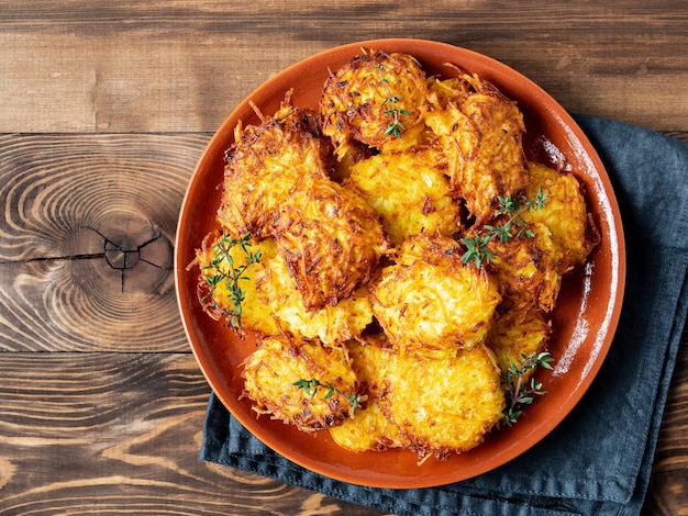 Foto panqueques de patatas o panqueques en una mesa de madera