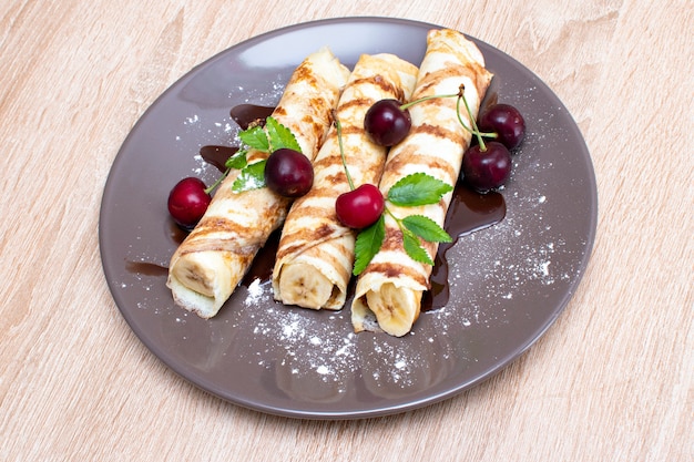 Panqueques con plátano y fresas en un plato