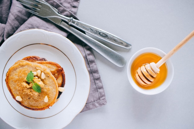 Panqueques de plátano con nueces de cedro y nueces