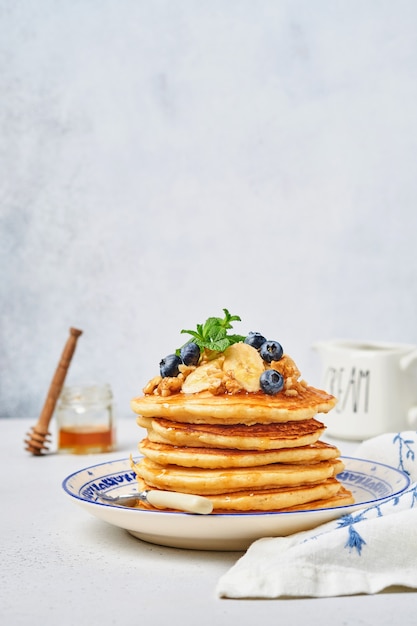 Panqueques con plátano, nuez, miel y caramelo para el desayuno