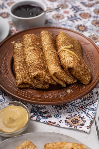 Panqueques en un plato con jamón y queso