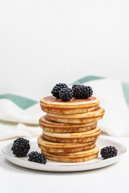 Panqueques en un plato con moras Desayuno saludable con frutas