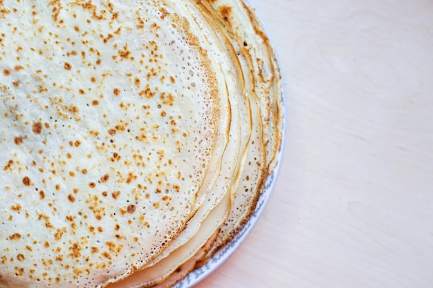 Panqueques en un plato sobre la mesaxA