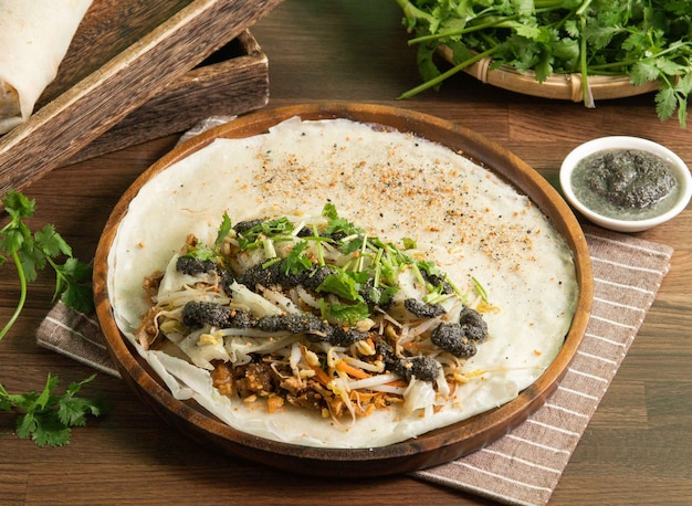 Panqueques de pollo con servilleta de batido de salsa de sésamo negro servido en un plato aislado en la vista lateral de la mesa de la comida de Taiwán