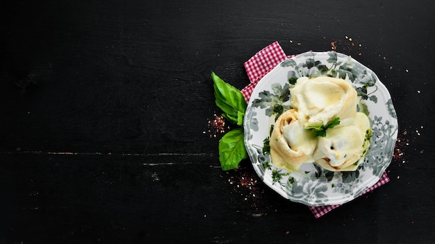 Panqueques con queso azul, queso brie y queso parmesano Sobre un fondo de madera Vista superior Espacio libre para el texto