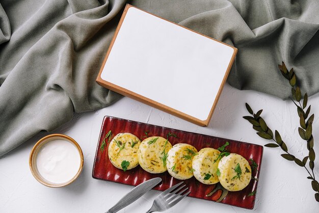 Panqueques de queso cottage con una tarjeta de menú en blanco