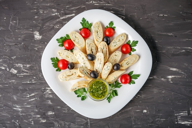 Panqueques con queso feta y salsa de pesto. Vista superior.