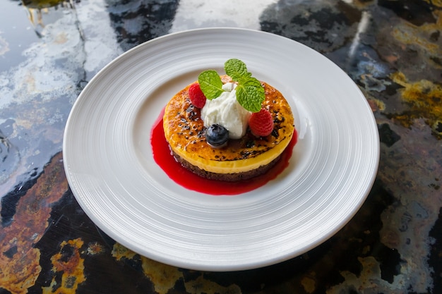 Panqueques de Rassberry con mermelada en un plato