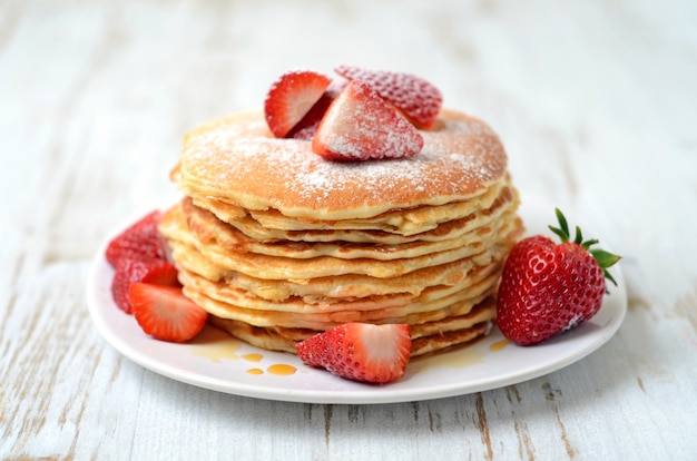 Panqueques recién preparados con fresas