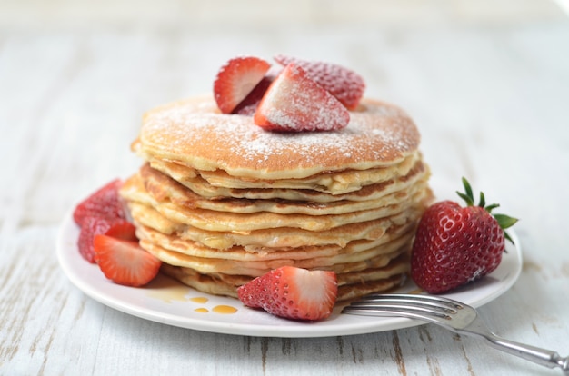 Panqueques recién preparados con fresas