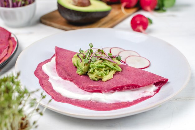 Panqueques De Remolacha Servidos En Plato Con Aguacate