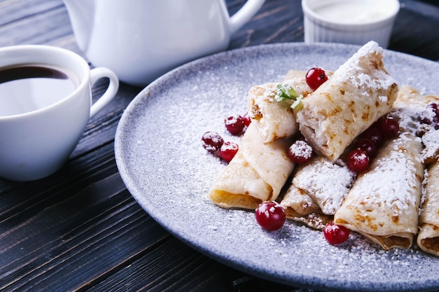 Panqueques con requesón, arándanos y miel en un plato gris