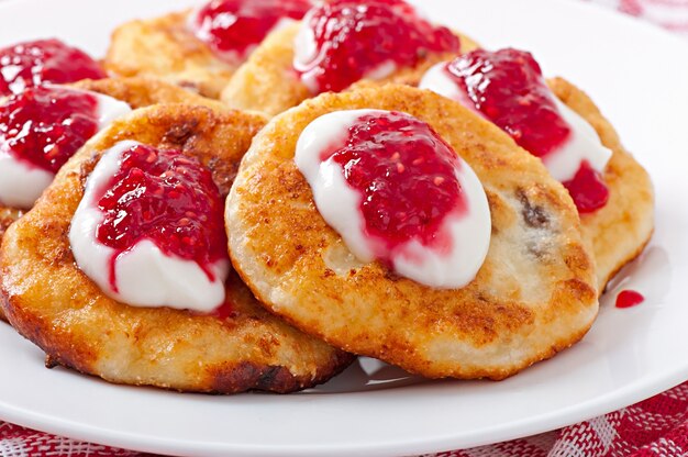 Panqueques de requesón con crema agria y mermelada de frambuesa