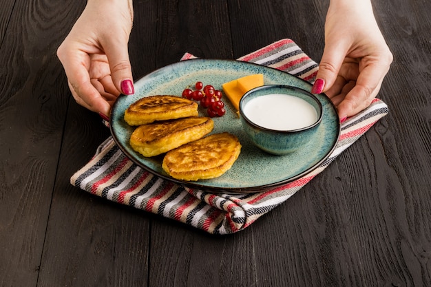 Panqueques de requesón, syrniki, buñuelos de requesón con bayas frescas