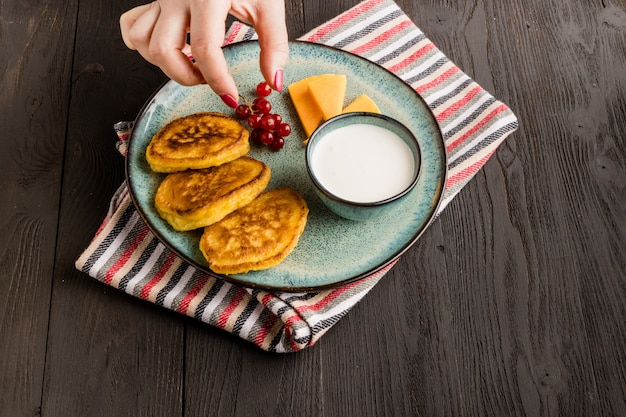 Panqueques de requesón, syrniki, buñuelos de requesón con bayas frescas