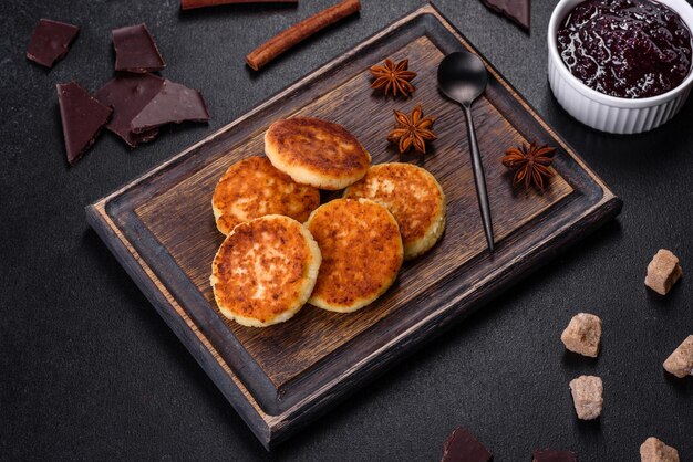 Panqueques de requesón syrniki ricotta buñuelos en una tabla de cortar de madera Bollería casera útil