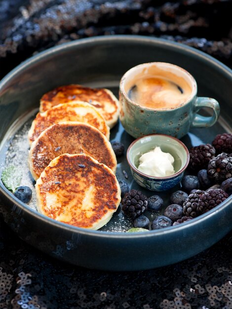 Panqueques con requesón y taza de espresso