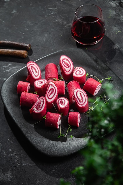 Panqueques rojos finos. Rollos de tortitas de remolacha con queso crema