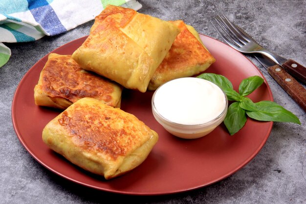 Panqueques rusos tradicionales o blini con cuajada. Tortitas rellenas de corazón picado o carne