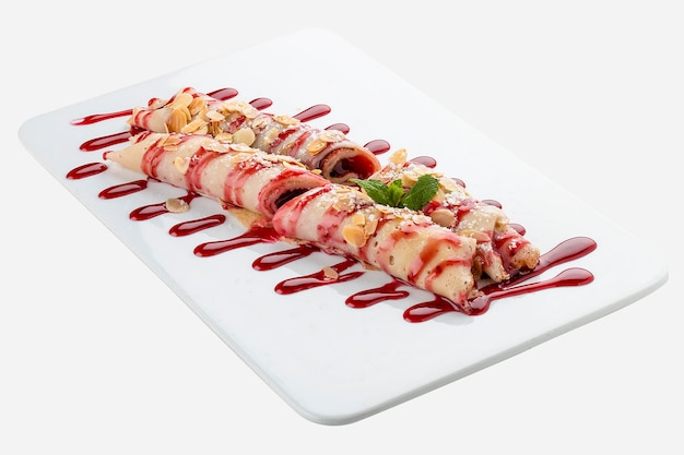 Panqueques con sémola con cerezas y fresas plato vegetariano sobre fondo blanco.