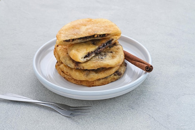 Panqueques surcoreanos Hotteok o masa frita con nueces y azúcar que llenan la comida callejera tradicional