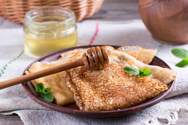 Panqueques tradicionales rusos con levadura y miel tradicionales para la semana del panqueque ruso