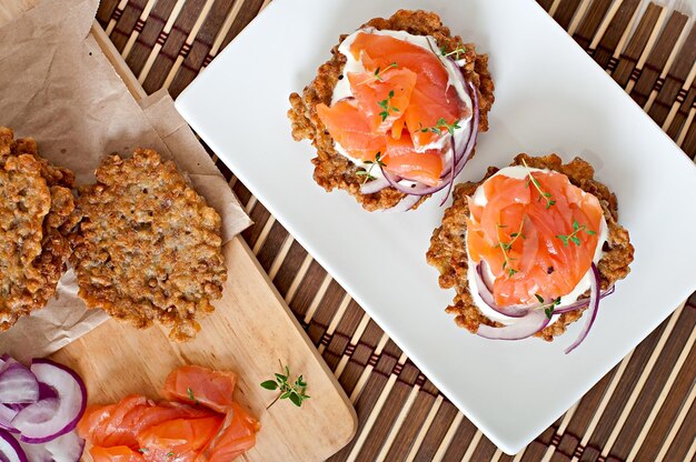 Panqueques de trigo sarraceno con salmón salado y crema agria de cerca