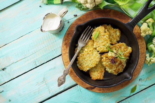 Panqueques de verduras Chuletas vegetarianas fritas o buñuelos en una mesa de madera de cocina Vista superior