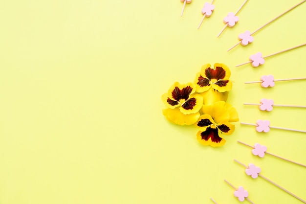 Pansy amarelo com espetos para a preparação de canapés