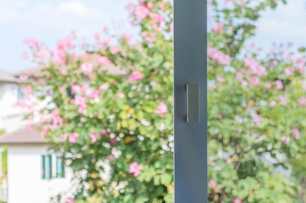 Pantalla de alambre de mosquitera en la protección de la ventana de la casa contra insectos