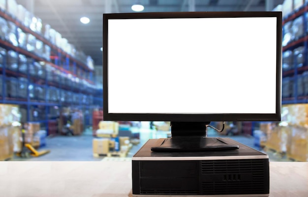 Pantalla en blanco de la computadora en la mesa en el almacén de distribución Suministros de almacén de envío de la cadena de suministro