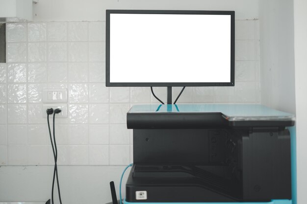 Pantalla en blanco Impresora moderna en la oficina Pantalla en branco para la exhibición de productos