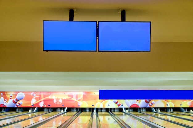 Pantalla en blanco con juego de bolos de deporte sobre fondo de callejón de madera