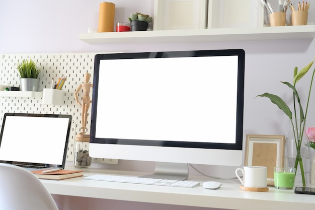 Pantalla en blanco maqueta computadora en el espacio de trabajo loft