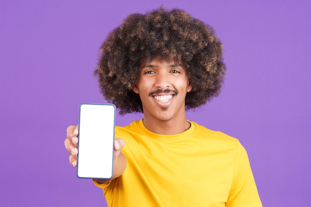 Pantalla en blanco del móvil sostenido por un hombre africano