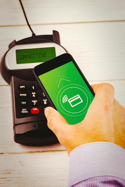 pantalla de carga contra el hombre que usa el teléfono inteligente para expresar el pago