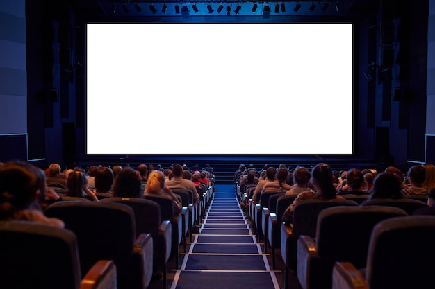 Pantalla de cine blanco con audiencia.