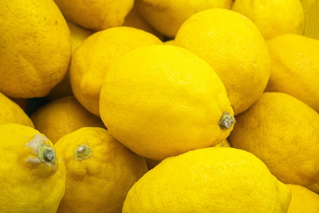 Pantalla a color de limones en el mercado .lemon en la vista superior del mostrador del mercado