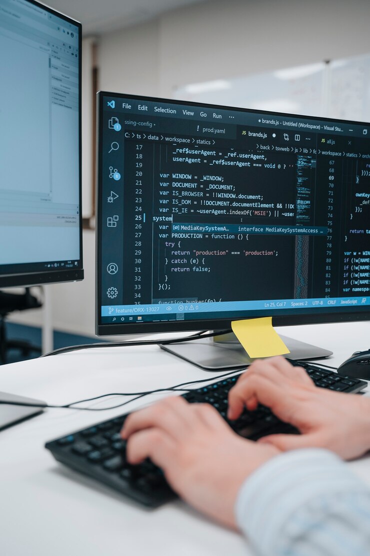 Foto pantalla de computadora con lenguaje de código de computadora escrito