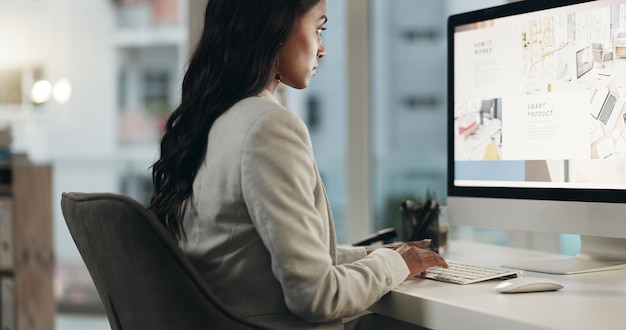 Pantalla de computadora y mujer de negocios escribiendo diseño de la página de inicio de la empresa de investigación SEO o búsqueda de información del sitio web oficina de proceso de Wireframe y diseñadora web femenina que trabaja en un proyecto profesional de diseño web