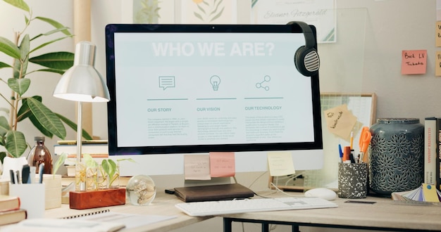 Pantalla de la computadora de la oficina y sitio web sobre nosotros información sobre el negocio de crm para asistente virtual Monitorear el espacio de trabajo vacío y la página web de servicio al cliente en línea para consultar información de contacto y red