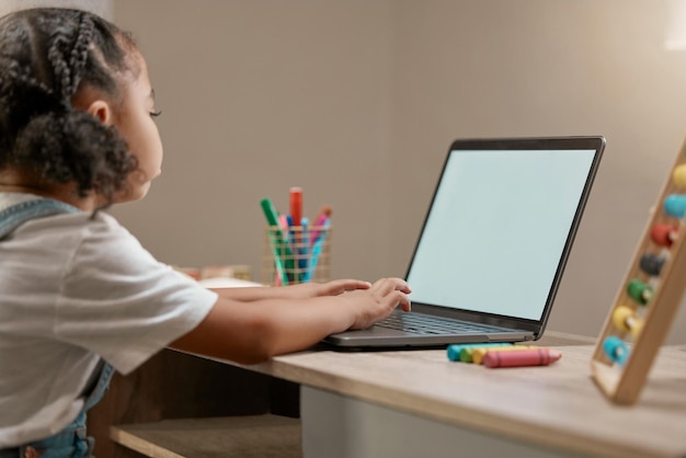 Pantalla de computadora portátil de educación en línea y niño con sitio web de escuela de aprendizaje de matemáticas o software para niños para marketing de conocimiento en el hogar o publicidad Búsqueda de Internet de computadora de PC y niña de jardín de infantes en el escritorio