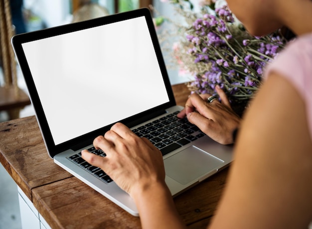 La pantalla de la computadora portátil es una maqueta png de dispositivo digital de diseño transparente