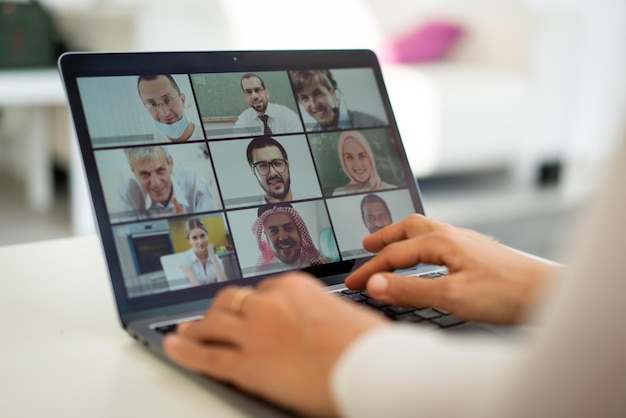 Pantalla de conferencia de negocios en línea en manos nueva normalidad