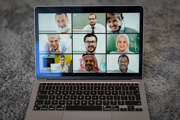 Pantalla de conferencia de negocios en línea en manos nueva normalidad